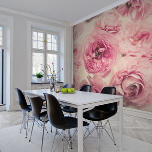 Idéer för en mellanstor klassisk matplats, med rosa väggar och ljust trägolv