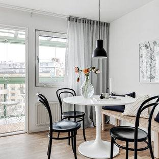 Idéer för små minimalistiska matplatser, med vita väggar, beiget golv och ljust trägolv