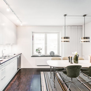 Inspiration för ett mellanstort minimalistiskt kök med matplats, med vita väggar, mörkt trägolv och brunt golv