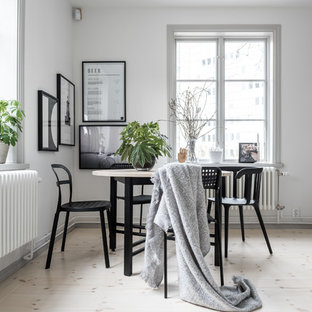 Inspiration för minimalistiska kök med matplatser, med vita väggar, ljust trägolv och beiget golv