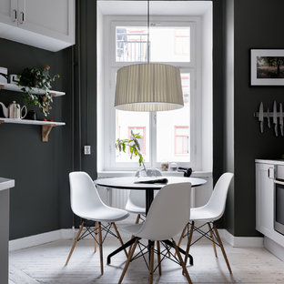 Inspiration för ett mellanstort nordiskt kök med matplats, med svarta väggar, ljust trägolv och beiget golv