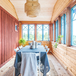 Immagine di una sala da pranzo stile rurale chiusa con parquet chiaro e pavimento beige
