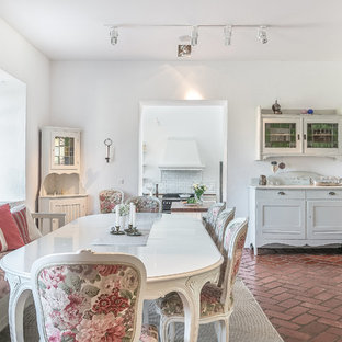 Exempel på en stor shabby chic-inspirerad separat matplats, med vita väggar, tegelgolv och rött golv