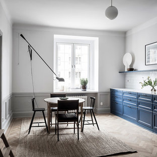 Bild på ett stort nordiskt kök med matplats, med vita väggar, ljust trägolv och beiget golv