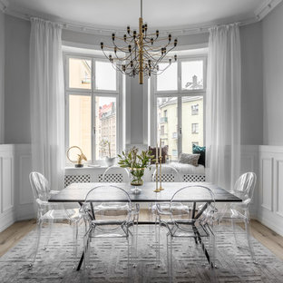 Bild på en mellanstor vintage separat matplats, med grå väggar, mellanmörkt trägolv och brunt golv
