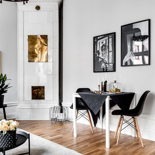 Idéer för minimalistiska matplatser med öppen planlösning, med vita väggar, mellanmörkt trägolv, en öppen vedspis, en spiselkrans i trä och brunt golv