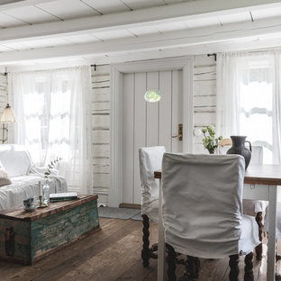 Bild på en shabby chic-inspirerad matplats med öppen planlösning, med vita väggar, mörkt trägolv och brunt golv