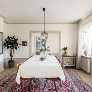 Idéer för en minimalistisk matplats, med vita väggar, mellanmörkt trägolv och brunt golv