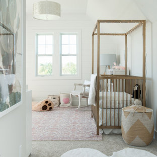 Foto di una cameretta per neonata design di medie dimensioni con pareti bianche, pavimento beige, soffitto a volta e pareti in perlinato