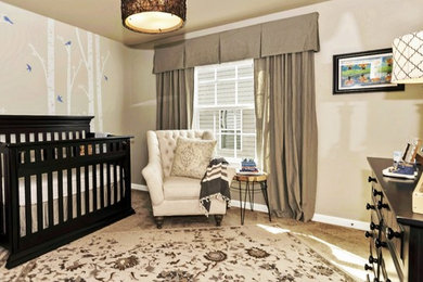 Foto de habitación de bebé niño clásica pequeña con paredes grises y moqueta
