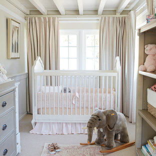 Idee per una cameretta per neonata american style con pareti beige, moquette e pavimento beige