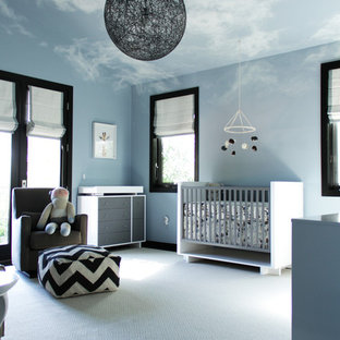Diseño de habitación de bebé neutra actual, de tamaño medio, con paredes azules