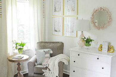 他の地域にある低価格のトラディショナルスタイルのおしゃれな赤ちゃん部屋 (白い壁、濃色無垢フローリング、女の子用、茶色い床) の写真
