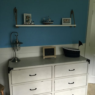 Cette image montre une chambre de bébé style shabby chic.