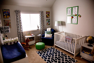 ダラスにある高級な中くらいなモダンスタイルのおしゃれな赤ちゃん部屋 (グレーの壁、カーペット敷き、男の子用) の写真