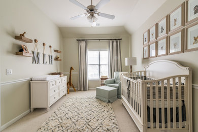 アトランタにあるトランジショナルスタイルのおしゃれな赤ちゃん部屋 (ベージュの壁、カーペット敷き、男女兼用、ベージュの床) の写真