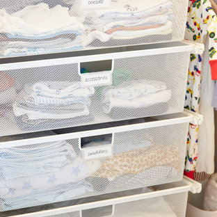 Klassisches Babyzimmer mit blauer Wandfarbe und braunem Holzboden in Sonstige