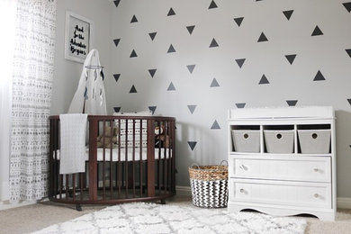 Imagen de habitación de bebé niño contemporánea grande con paredes multicolor, moqueta y suelo beige
