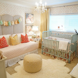 Foto de habitación de bebé niña clásica renovada, de tamaño medio, con paredes multicolor, moqueta y suelo beige