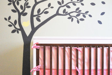 Réalisation d'une chambre de bébé fille tradition de taille moyenne avec un mur gris, moquette et un sol gris.