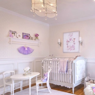 Klassisches Babyzimmer mit weißer Wandfarbe und Teppichboden in New York