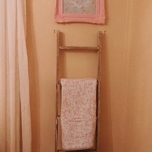 Immagine di una cameretta per neonati stile shabby