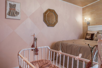 Modelo de habitación de bebé niña clásica pequeña con paredes rosas y suelo de baldosas de cerámica