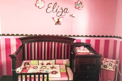 マイアミにある低価格の中くらいなトランジショナルスタイルのおしゃれな赤ちゃん部屋の写真
