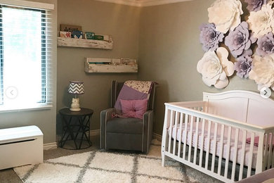 オレンジカウンティにある低価格の中くらいなトランジショナルスタイルのおしゃれな赤ちゃん部屋 (グレーの壁、カーペット敷き、女の子用) の写真
