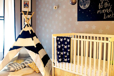 Foto di una cameretta per neonato eclettica di medie dimensioni con pareti grigie e moquette