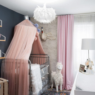 Diseño de habitación de bebé niña bohemia con paredes azules