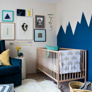 Foto de habitación de bebé niño nórdica con paredes azules y moqueta