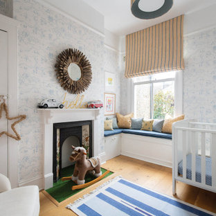 Foto di una cameretta per neonato vittoriana con pareti multicolore e parquet chiaro