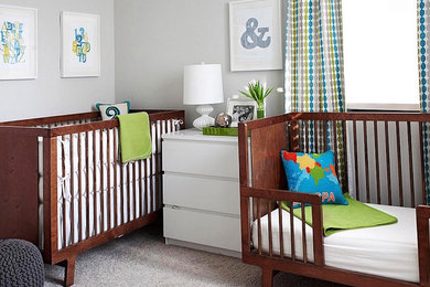Foto de habitación de bebé neutra clásica renovada de tamaño medio con paredes grises, moqueta y suelo gris