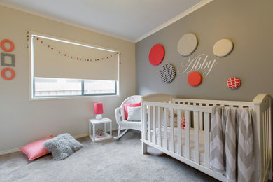 Idées déco pour une chambre de bébé contemporaine.