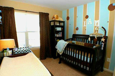 На фото: комната для малыша среднего размера в стиле модернизм с