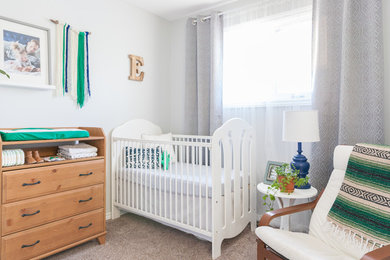Foto de habitación de bebé neutra tradicional renovada con paredes blancas, moqueta y suelo marrón