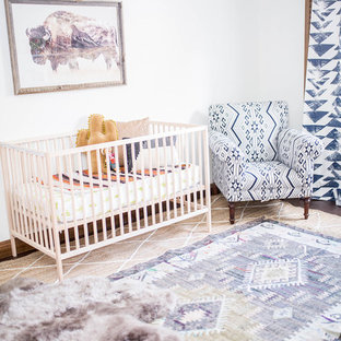 Ispirazione per una cameretta per neonato american style di medie dimensioni con pareti bianche, parquet scuro e pavimento marrone