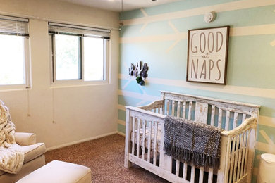 サンディエゴにある低価格の中くらいなコンテンポラリースタイルのおしゃれな赤ちゃん部屋 (青い壁、カーペット敷き、男の子用、ベージュの床) の写真