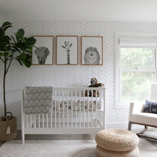 Modelo de habitación de bebé neutra escandinava con paredes blancas, suelo de madera clara y suelo gris