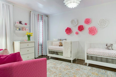 ダラスにあるトランジショナルスタイルのおしゃれな赤ちゃん部屋の写真