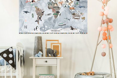 Foto de habitación de bebé neutra minimalista con paredes blancas