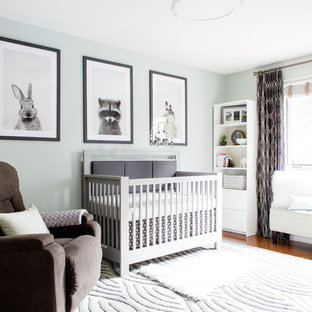 Mittelgroßes Klassisches Babyzimmer mit grüner Wandfarbe und hellem Holzboden in Toronto