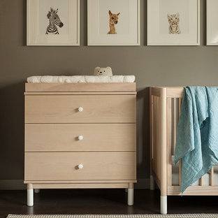 Idee per una piccola cameretta per neonati neutra moderna con pareti grigie, moquette e pavimento grigio