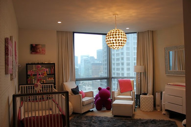 Cette image montre une grande chambre de bébé fille minimaliste avec un mur beige et moquette.