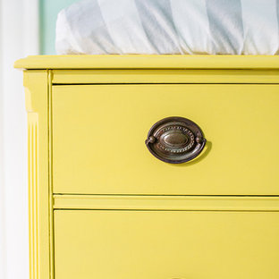 Ispirazione per una piccola cameretta per neonati neutra con pareti verdi, parquet chiaro e pavimento giallo