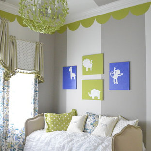 Idee per una cameretta per neonati neutra classica con pareti multicolore, moquette e pavimento grigio