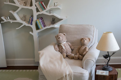 Diseño de habitación de bebé neutra campestre de tamaño medio con paredes blancas y moqueta