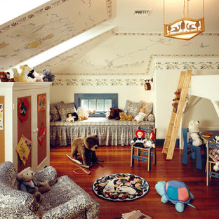 Idee per una grande cameretta per neonati neutra stile americano con pareti multicolore e parquet scuro