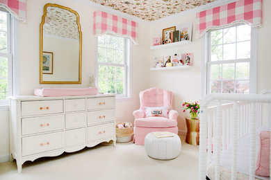 Diseño de habitación de bebé niña clásica con suelo beige